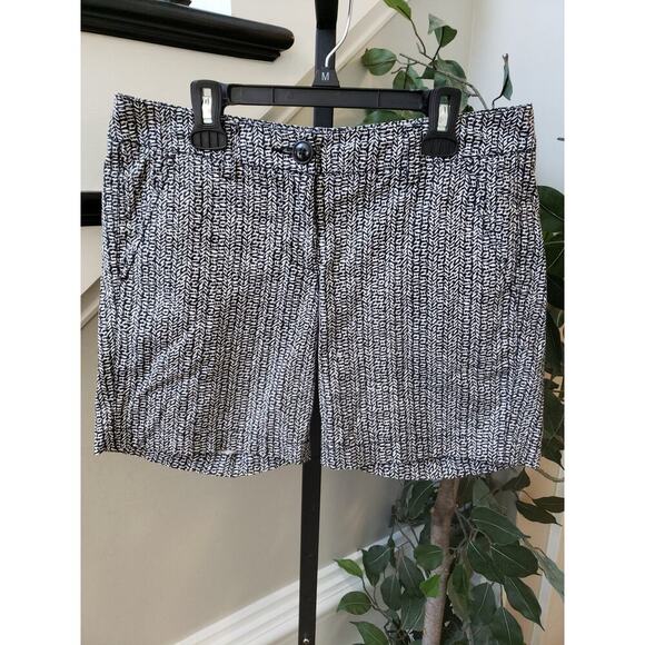 CAbi Chino Shorts Womens 0 Black White Geo Print Stretch Flat Front High Rise - Picture 11 of 12
